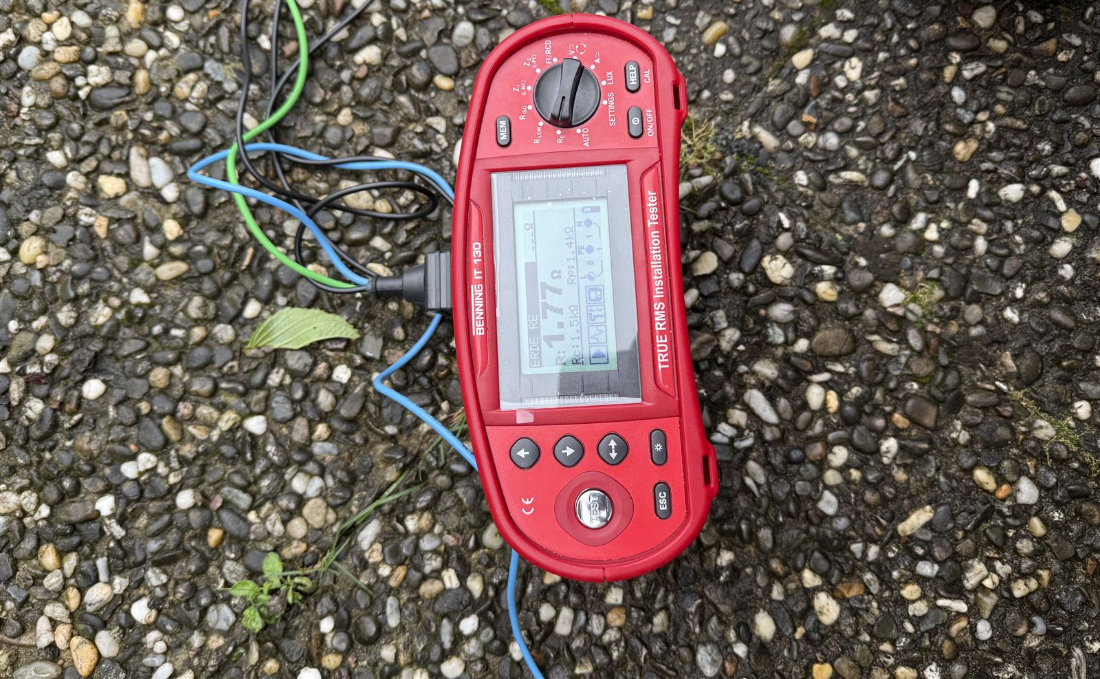 Installationstester bei der Messung des Erdungswiderstands