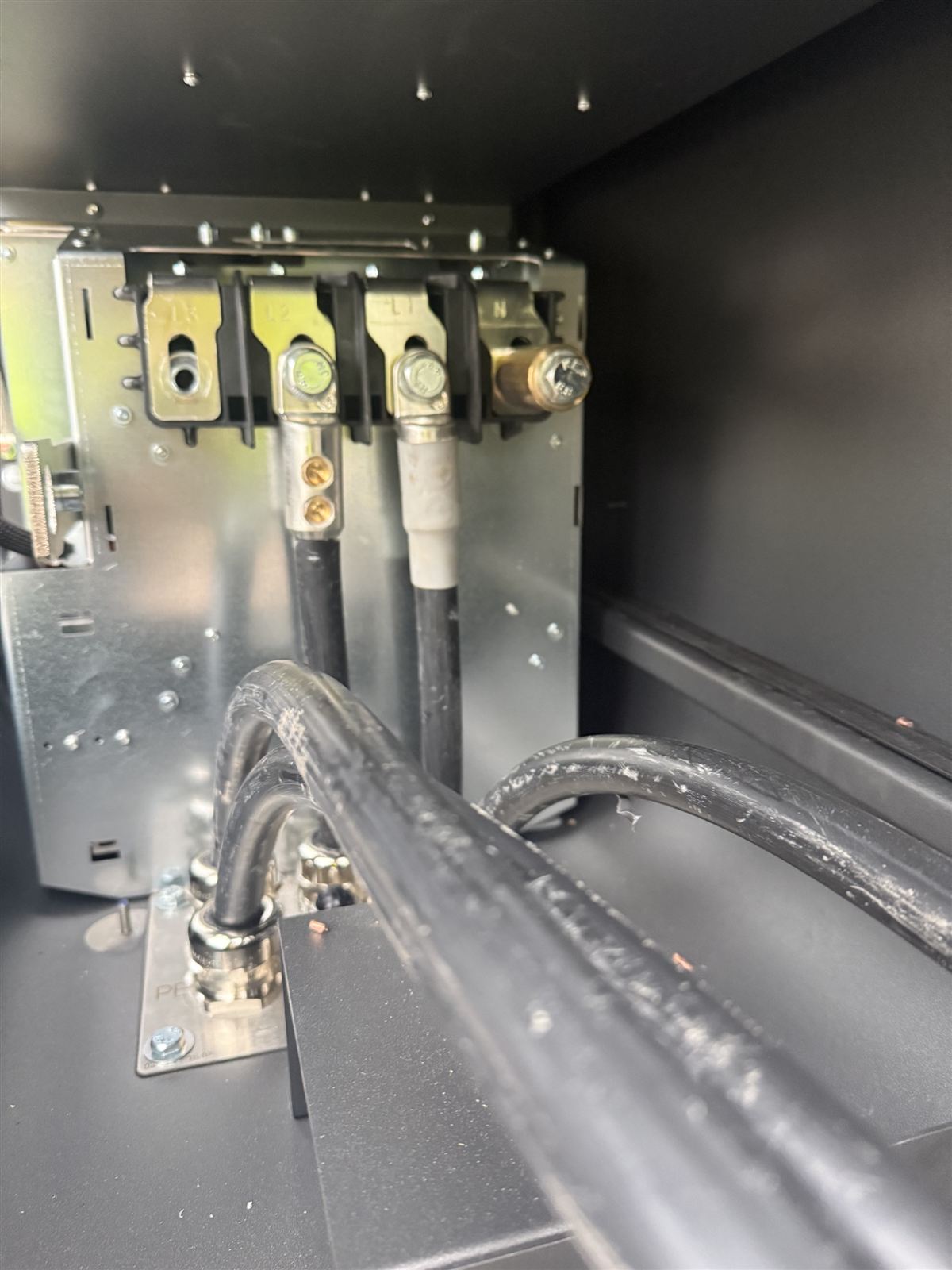 Aufgelegte Kabel an den Sammelschienen eines Verteilerschranks